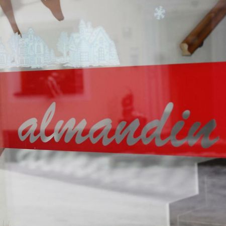 Almandin Apartments 이스크글 외부 사진